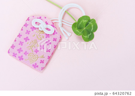 お守りと四葉のクローバー 64320762