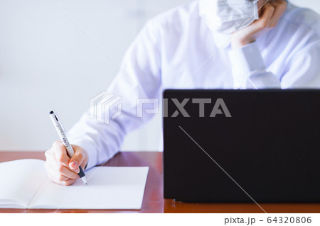 ノート　ペン　考える　メモ　検討　体調不良　自宅待機　テレワーク　リモートワーク　日本人　ビジネス 64320806