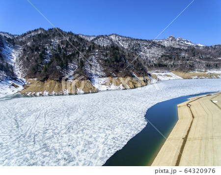 早春のさっぽろ湖(空撮) 早春のさっぽろ湖(空撮) 64320976