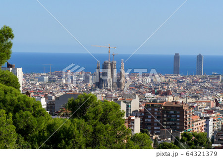 スペイン　バルセロナ　グエル公園からサグラダ・ファミリア 64321379