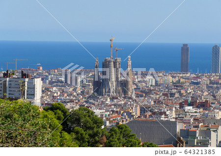 スペイン バルセロナ グエル公園からサグラダ・ファミリア スペイン バルセロナ グエル公園からサグラダ・ファミリア 64321385