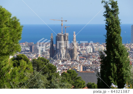 スペイン　バルセロナ　グエル公園からサグラダ・ファミリア 64321387