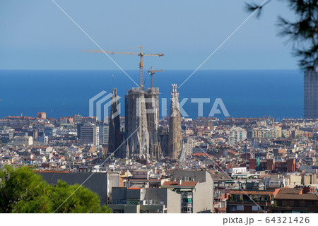 スペイン　バルセロナ　グエル公園からサグラダ・ファミリア 64321426