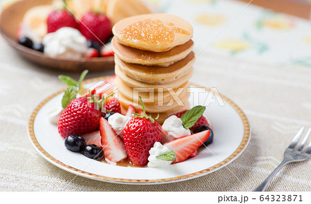 パンケーキ　いちご 64323871