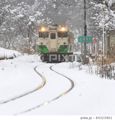 雪景色の只見線 64323901
