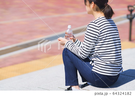 水分補給 ペットボトル 水分 水 ウォーター 飲み物 女性 学生 大学生 人物 日本人 キャンパスの写真素材