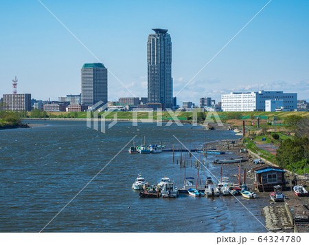東京都足立区の鹿浜橋から見た快晴の川口市方面の風景 東京都足立区の鹿浜橋から見た快晴の川口市方面の風景 64324780