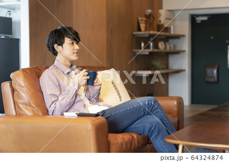 ソファに座る若い男性 ソファに座る若い男性 64324874