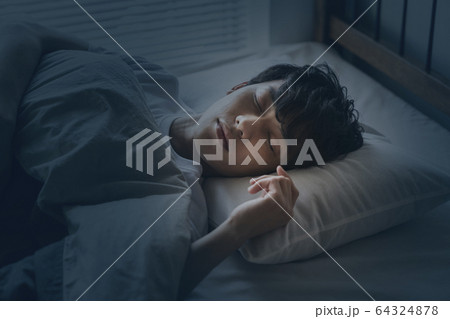 若い男性の寝顔 若い男性の寝顔 64324878