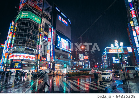 歌舞伎町　コロナ非常時愛宣言 64325208