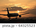 夕暮れの旅客機 64325523