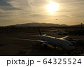 夕暮れの空港 64325524