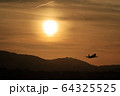 夕暮れの飛行機 64325525