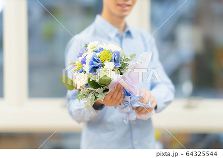 記念日 結婚 プロポーズ 贈り物 プレゼント クリスマス 男 1人 花束 ブーケ 室内 屋内 記念日 結婚 プロポーズ 贈り物 プレゼント クリスマス 男 1人 花束 ブーケ 室内 屋内 64325544