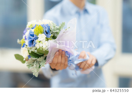 記念日 結婚 プロポーズ 贈り物 プレゼント クリスマス 男 １人 花束 ブーケ 室内 屋内 64325550