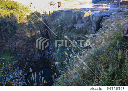 鹿児島県錦江町　上流展望台から見た雄川の滝 64326543