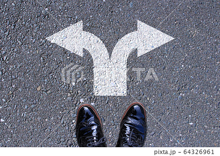 左右の分岐点で選択肢や将来の分かれ道を考える Go left or right. choices 64326961