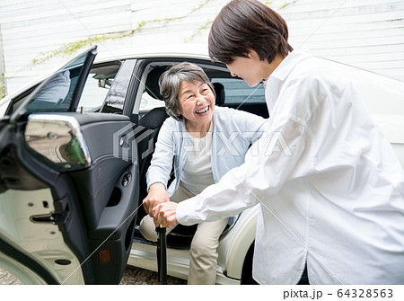 車　乗降　介助 64328563