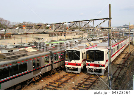 神戸電鉄　5000系2編成と6000系1編成など　鈴蘭台車両工場にて 64328564