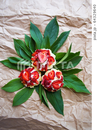 Beautiful and bright cupcakes with strawberries 64329640