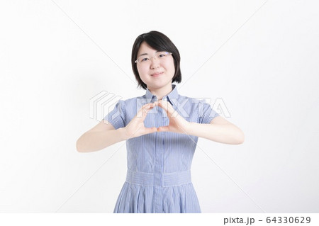 OKサインをする女性 64330629