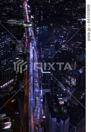 首都高速3号渋谷線 交通 光跡 俯瞰 ビル群 オフィス街 夜景 不動産 東京 ワイドの写真素材