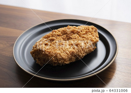 お皿の上に乗ったトンカツ お皿の上に乗ったトンカツ 64331006