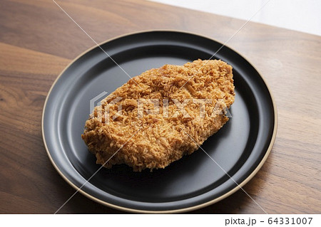 お皿の上に乗ったトンカツ 64331007