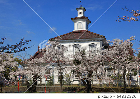 鶴岡公園の桜と致道博物館 旧西田川郡役所 鶴岡公園の桜と致道博物館 旧西田川郡役所 64332526