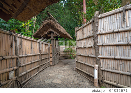 水戸 偕楽園 好文亭の竹垣と茅葺門 水戸 偕楽園 好文亭の竹垣と茅葺門 64332671