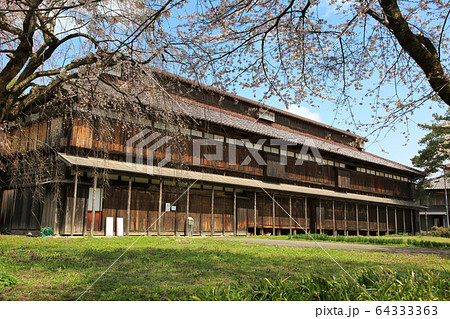 松ヶ岡開墾場　桜と建物 64333363