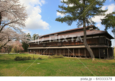松ヶ岡開墾場　桜と建物 64333379