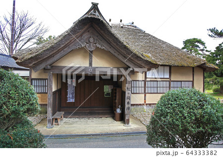 松ヶ岡開墾場 桜と松ヶ岡本陣 松ヶ岡開墾場 桜と松ヶ岡本陣 64333382