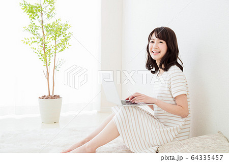 女性　若い女性　ライフスタイル　カジュアル 64335457