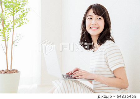 女性 若い女性 ライフスタイル カジュアル 女性 若い女性 ライフスタイル カジュアル 64335458