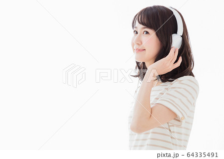 女性　若い女性　ライフスタイル　カジュアル 64335491
