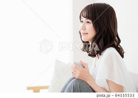 女性　若い女性　ライフスタイル　カジュアル 64335533