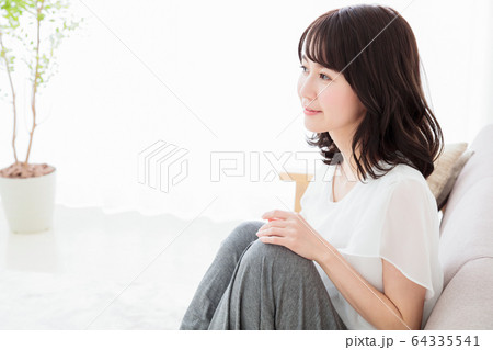 女性　若い女性　ライフスタイル　カジュアル 64335541