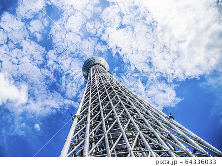 東京スカイツリー 青空 雲 見上げるの写真素材 東京スカイツリー 青空 雲 見上げるの写真素材