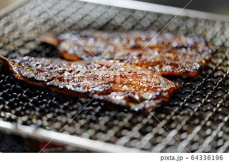 イワシ ミリン 干物の炭火焼きbbq q 炭火焼 網焼 備長炭 七輪 キャンプ 食事 鯖の写真素材