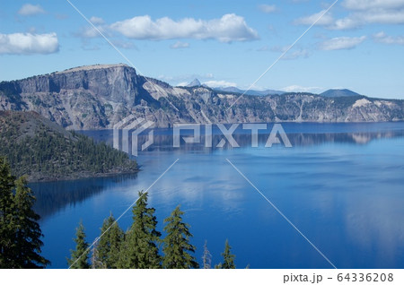 アメリカ　クレーターレイク公園　青い　湖 64336208