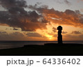 モアイと夕日 64336402