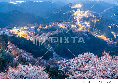 春の吉野山と桜 64337011