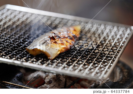サバ（干物）の炭火焼きBBQ･bbq･炭火焼･網焼･備長炭･七輪･キャンプ･食事・鯖 64337784