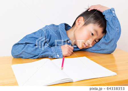 勉強に飽きた子供 64338353
