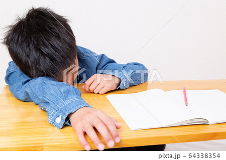 勉強に飽きた子供 64338354