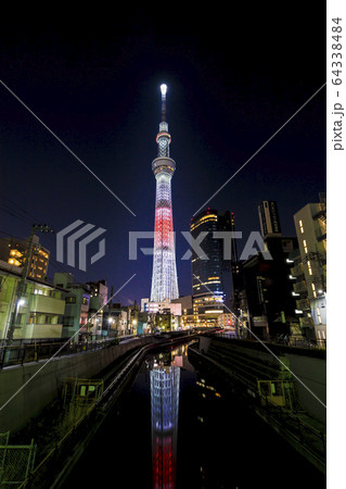 東京スカイツリー 正月 ライトアップ 映り込みの写真素材