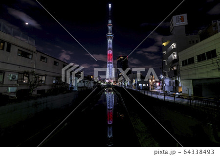 東京スカイツリー 正月 ライトアップ 映り込みの写真素材