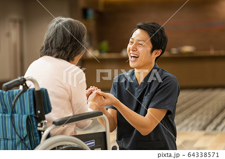 介護 介護施設 シニア 介護士 医者 医療 イメージ 64338571