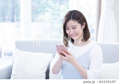 ライフスタイル　若い女性　スマホ 64339197